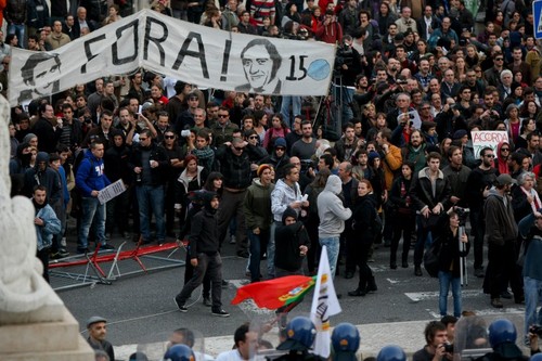 Manifestantes derrubam barricadas
