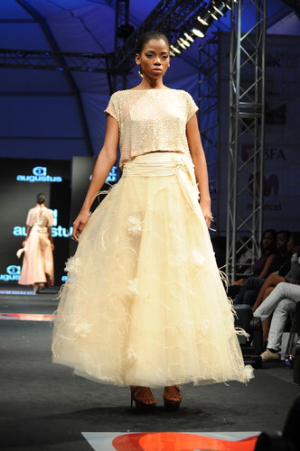 Vestido por Augustus