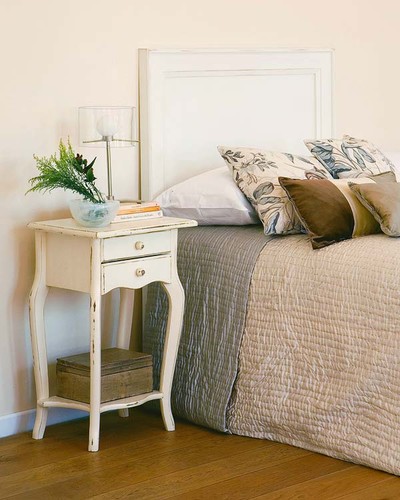 Quarto r?stico a cabeceira e mesa de cabeceira s?o ambas de cor Mesinha Redonda Branca Para Quarto ~ Quarto r?stico a cabeceira e mesa de cabeceira s?o ambas de cor