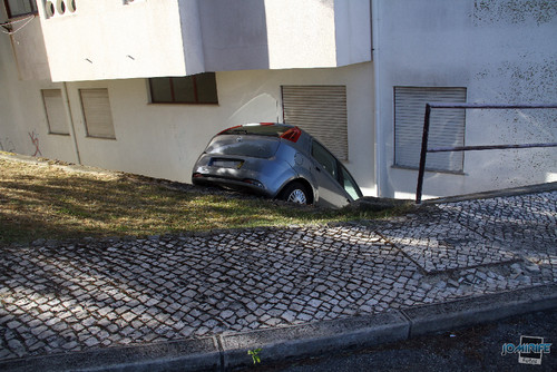 Acidente de carro caiu num buraco (Figueira da Foz
