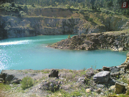 A água do lago na pedreira de Maiorca