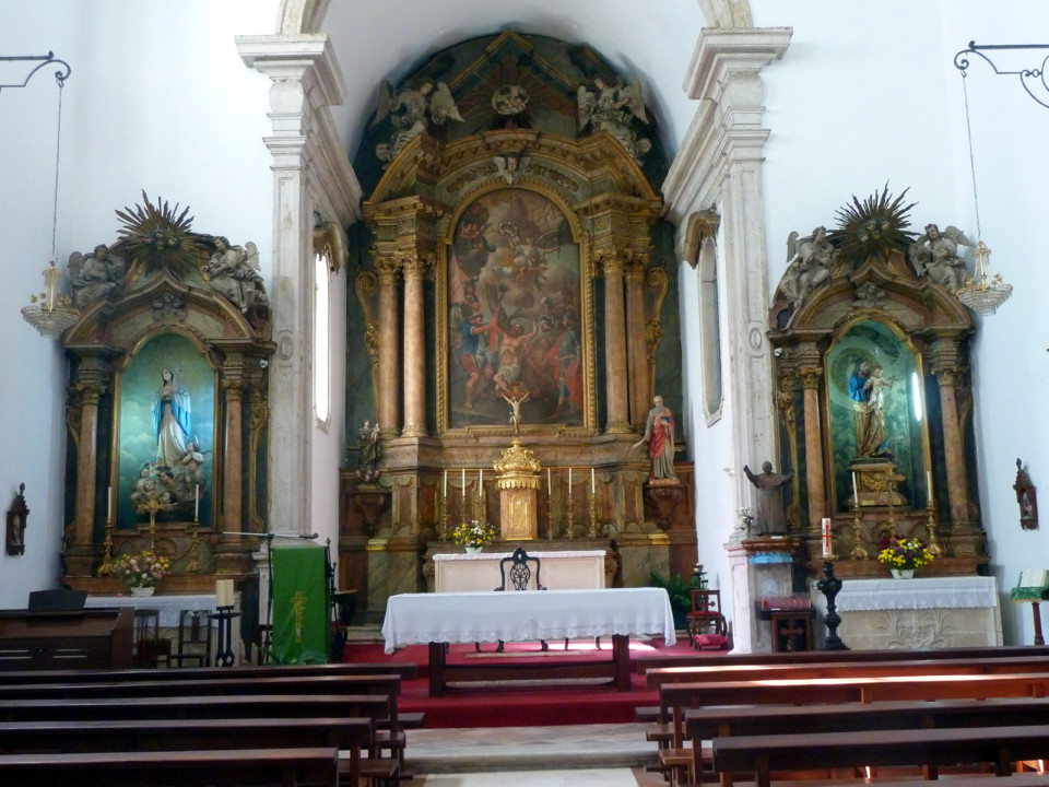 Igreja S. Bartolomeu, capela-mor e retábulos late
