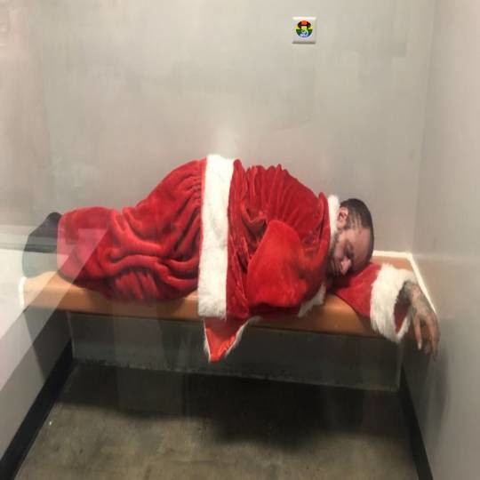 HD Pai Natal bêbado ressaca na cadeia_SAPO.jpg