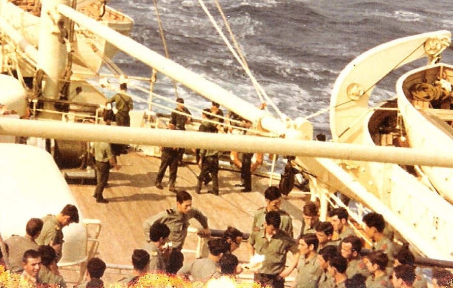 militares a bordo.JPG