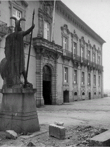 o porto em frente ao paço episcopal onde funciona