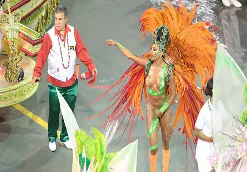 HD Madrinha de escola de samba desfila com a mão 