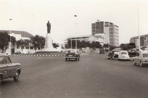 Luanda_-_estátua_de_D.Afonso_Henriques_-foto_anos Luanda_-_estátua_de_D.Afonso_Henriques_-foto_anos