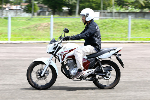 Motoboy tirando onda de moto motocicleta desenho colorido alta