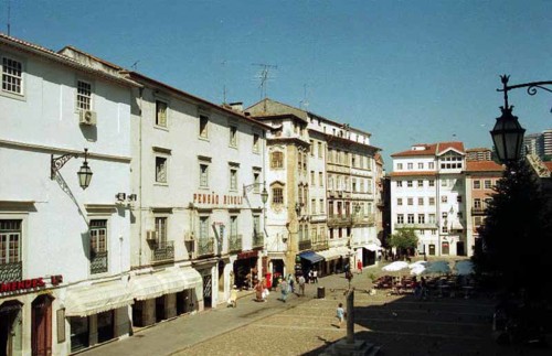 Praça Velha com reconsituição do pelourinho.jpg Praça Velha com reconsituição do pelourinho.jpg