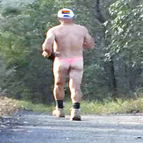 HD Idoso corre de tanga e botas de trabalho_SAPO.j