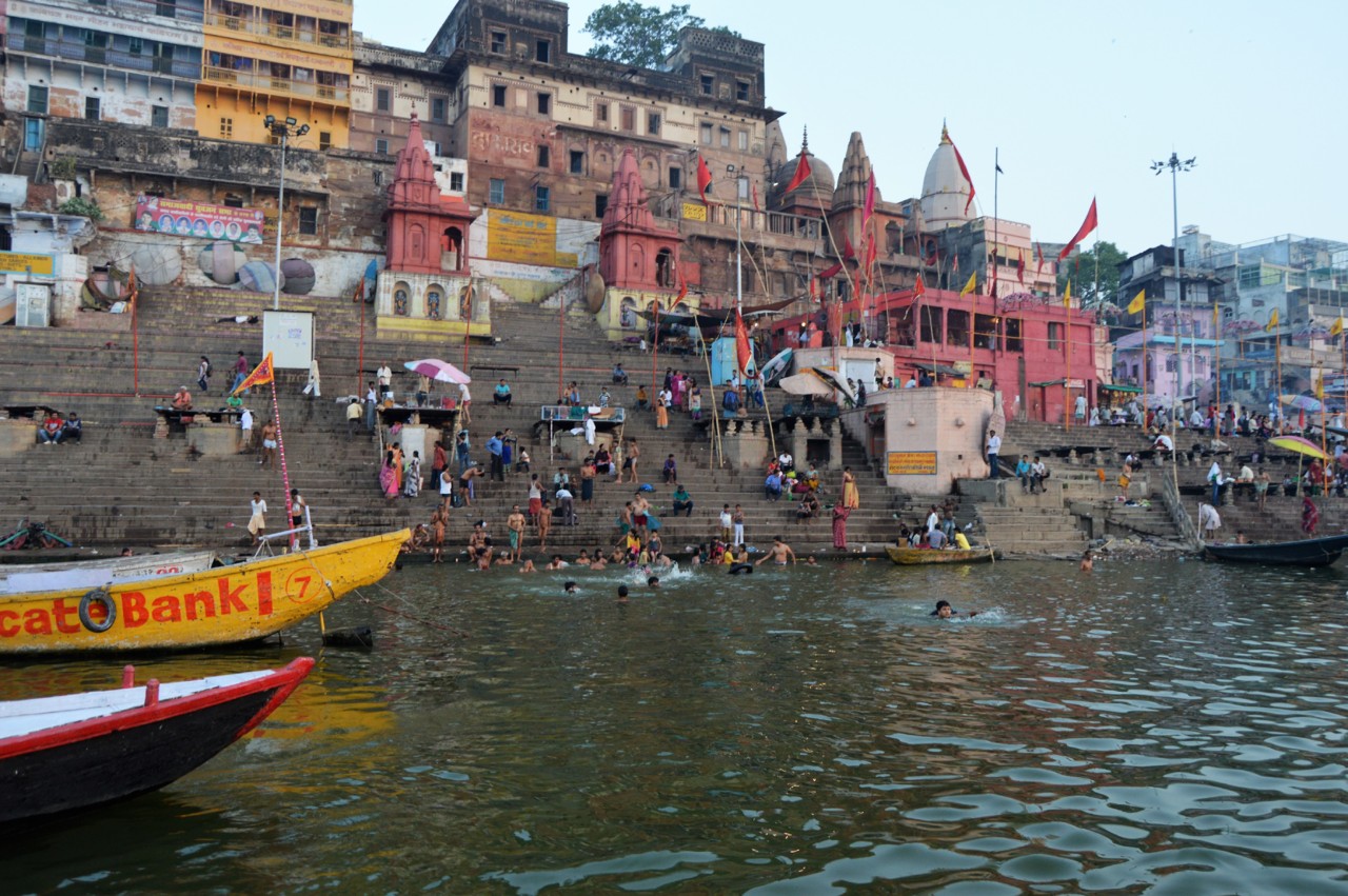 Um passeio calmo e cultural pelo rio Ganges na Índia