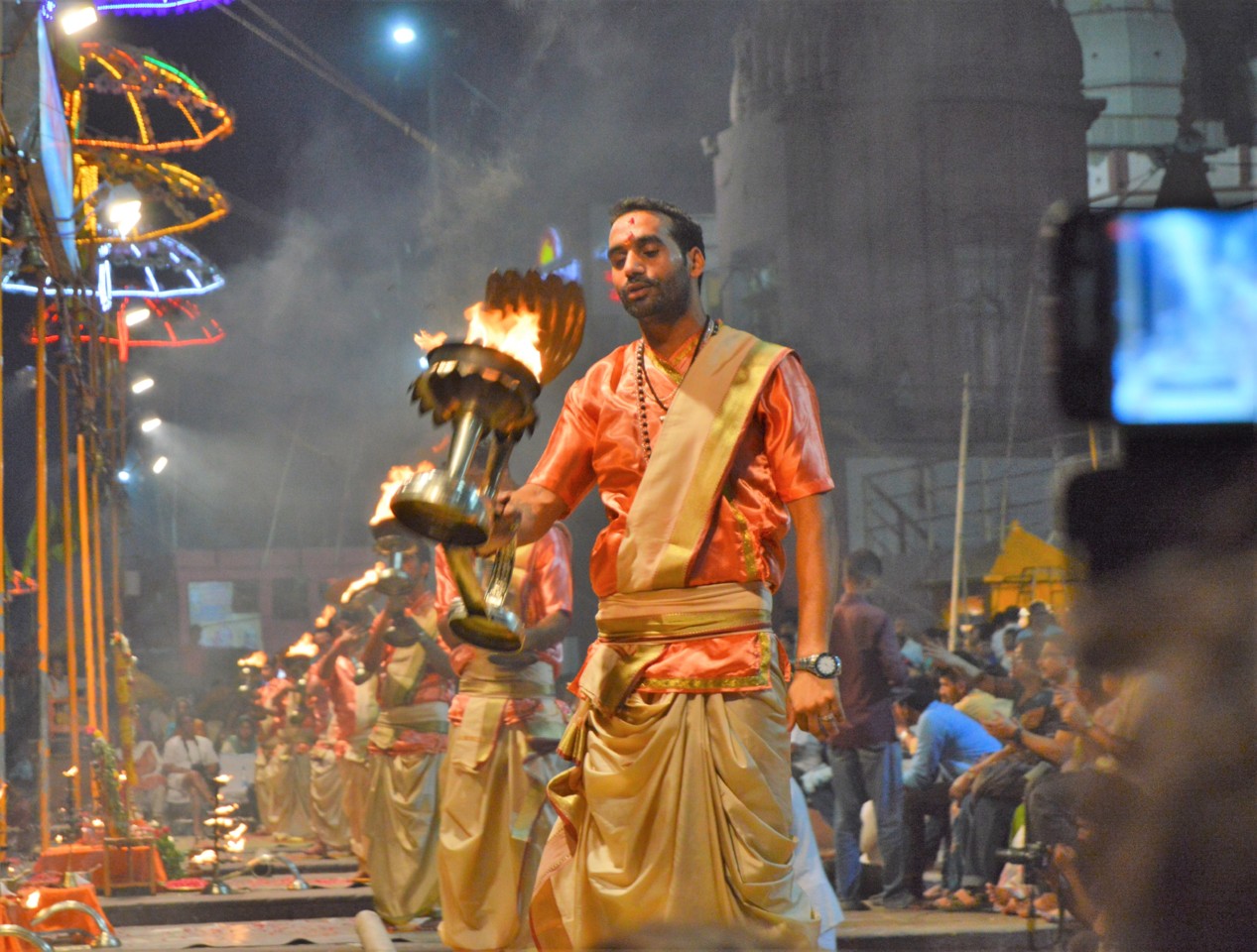 Um passeio calmo e cultural pelo rio Ganges na Índia