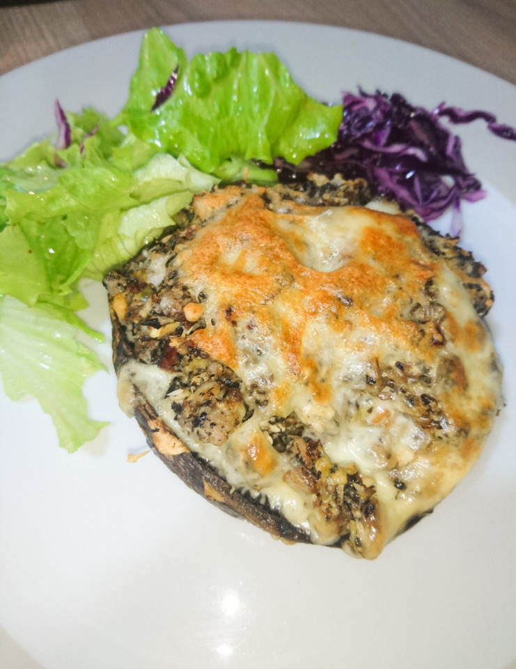 Stuffed Portobello mushrooms with chicken and vegetables Stuffed Portobello mushrooms with chicken and vegetables