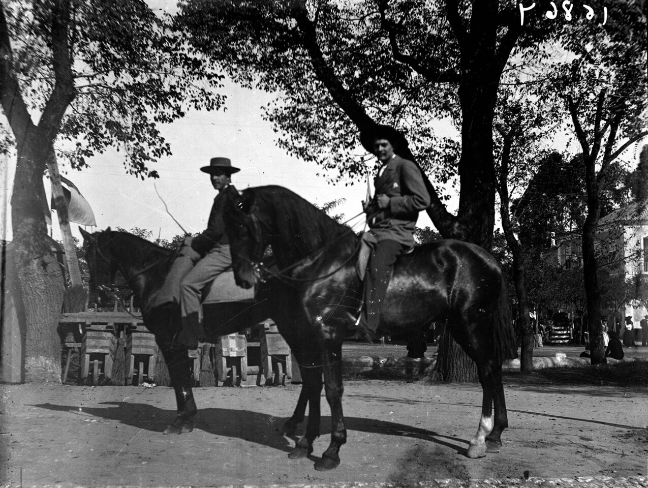 dois homens a cavalo.jpg