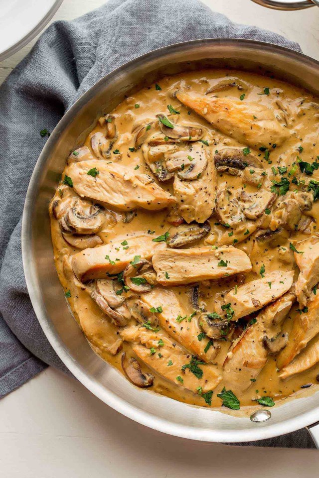 Faça a receita do delicioso frango à caçadora sem nenhum trabalho