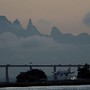 A Ponte Rio-Niter&oacute;i e o pico Dedo de Deus na Serr