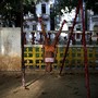 Criança num parque em Havana, Cuba