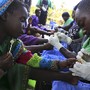 Voluntários removem parasitas em Kalebera, Uganda