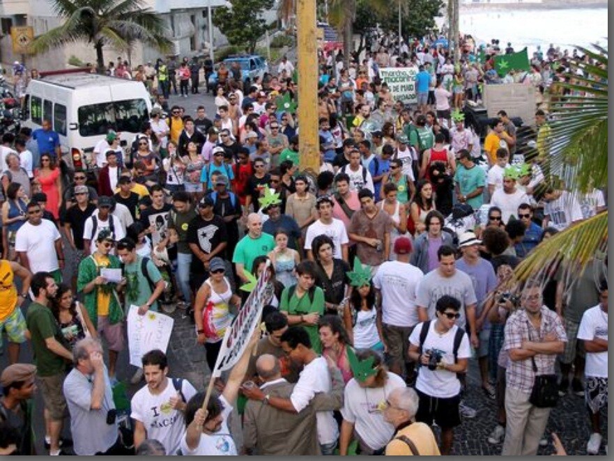 Marcha da Maconha toma a orla do Arpoador, Zona Su