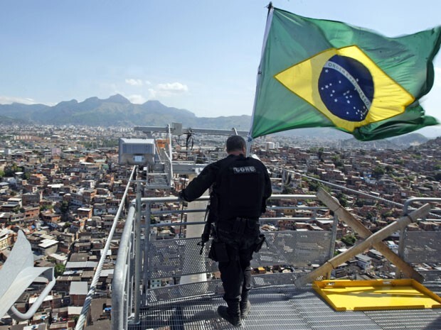 Alem&atilde;o - Bandeira do Brasil &eacute; hasteada no alto d