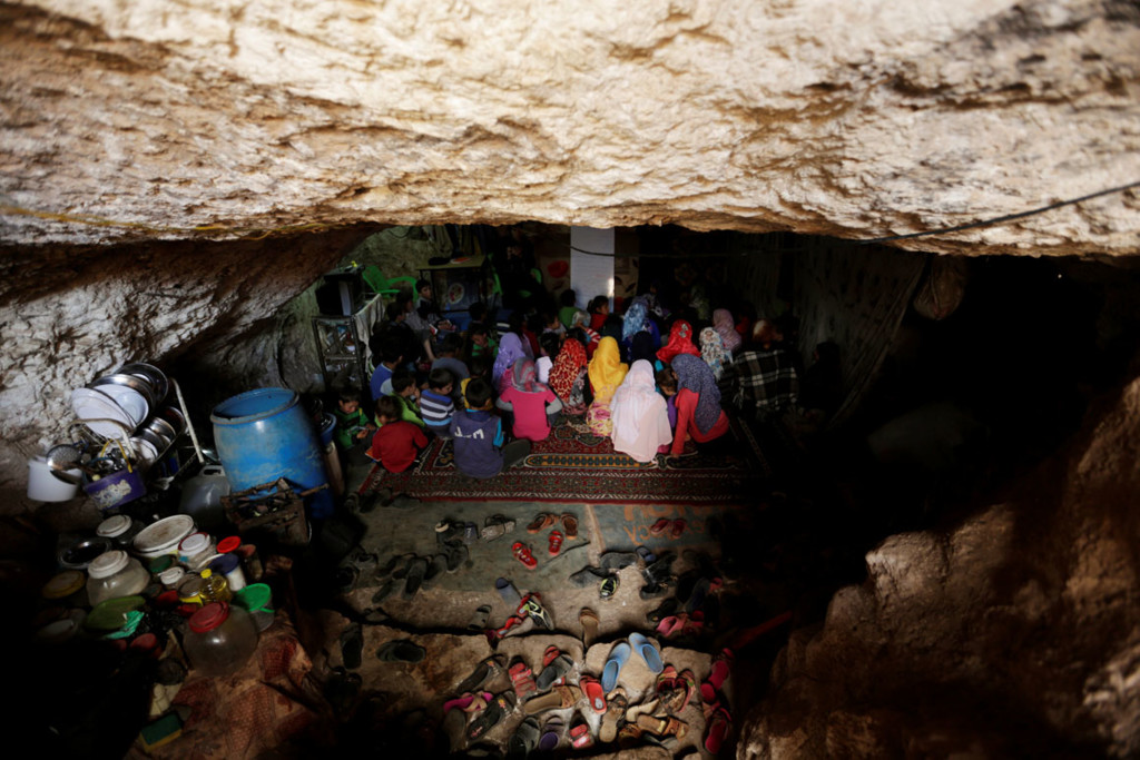 Sala de aula em caverna Tramla, Idlib, Síria 