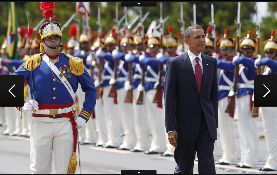 Obama sobe a rampa entre a Guarda de Honra