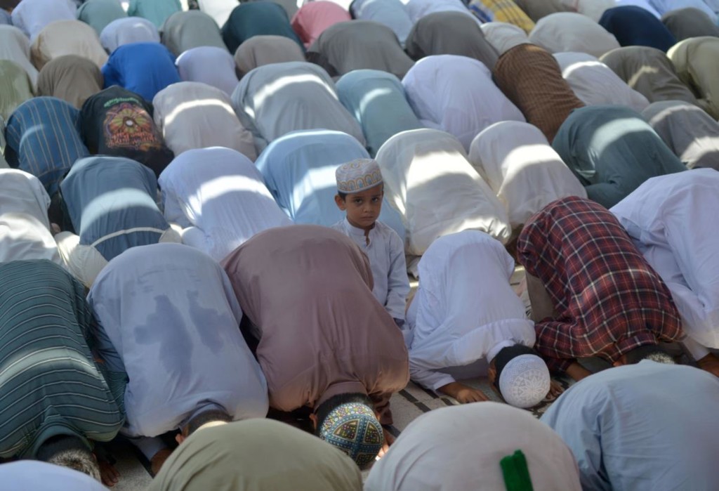 Criança ramadão na mesquita em Carachi, Paquist
