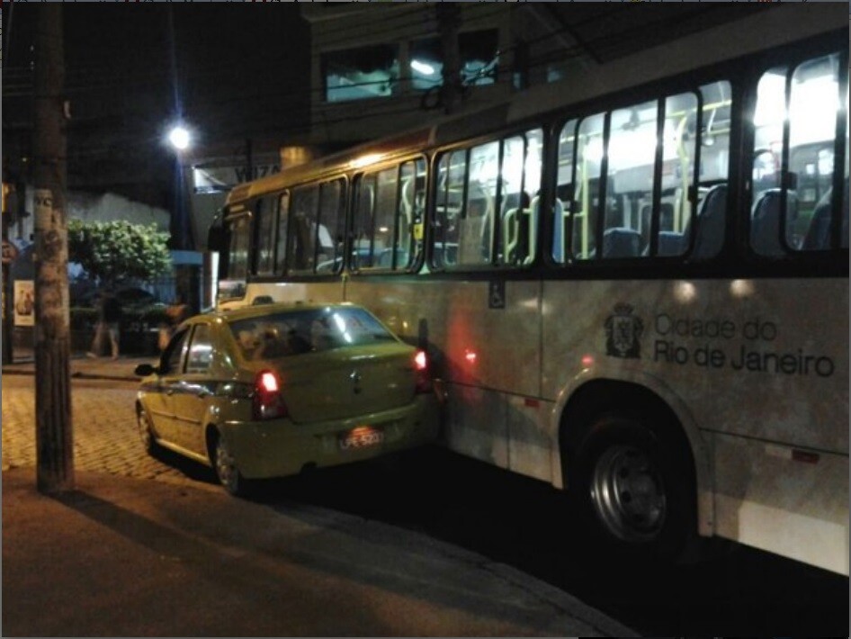 &Ocirc;nibus e t&aacute;xi colidiram na Pra&ccedil;a Seca - &Ocirc;nibus