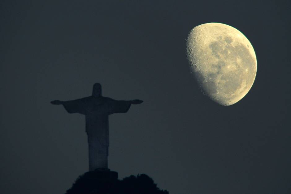 A lua é abençoada pelo Cristo Redentor pouco ant