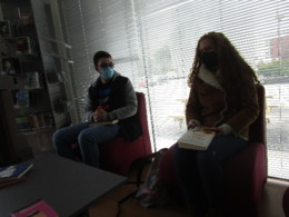 Livros fora da estante.JPG