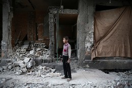 Criança nos escombros em Douma, Síria 