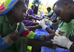 Voluntários removem parasitas em Kalebera, Uganda