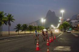 Amanhecer do Rio - Ciclistas pedalam na orla de Ip