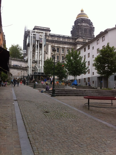 Bruxelas + locais para visitar em Bruxleas + Marolles + Ascenseur des Marolles + domingos em Bruxelas + o que fazer em bruxelas Bruxelas + locais para visitar em Bruxleas + Marolles + Ascenseur des Marolles + domingos em Bruxelas + o que fazer em bruxelas